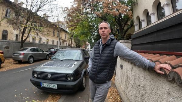 Românul care și-a transformat Golf-ul de 30 de ani în mașină electrică. Şi-a pus panouri solare pe capotă și are autonomie 100km