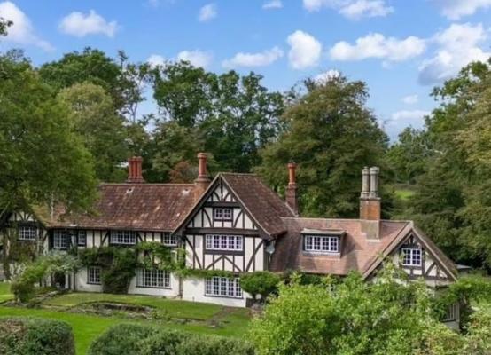 Casa scriitorului Arthur Conan Doyle, cadou pentru a doua sa soție, va fi scoasă la vânzare. Ce preț speră să obțină agenții imobiliari