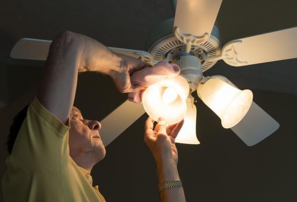 Praful depus pe lustre şi becuri se vede în factura la curent. Sfaturi practice pentru economisirea energiei electrice