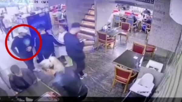 Momentul în care încărcătorul pierdut de un poliţist este aruncat la gunoi la o shaormerie din Capitală. Polițiștii îl caută la groapa de la Găneasa