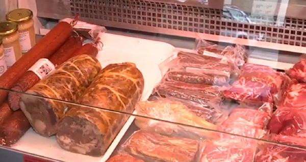 Carnea de mangaliţă, noua vedetă a meniului de Crăciun. Un kilogram de ceafă poate costa şi 100 de lei