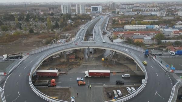 Pasajul Domneşti a fost deschis circulaţiei. Şoferii au claxonat de bucurie: "S-a întâmplat. Minunile sunt foarte frumoase"