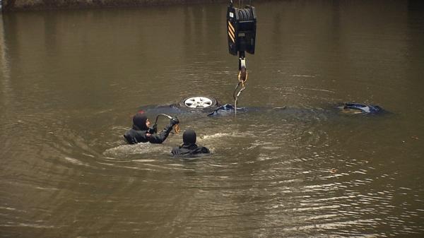 Doi francezi au căzut cu maşina în Lacul Floreasca. Poliţia nu a stabilit cine se afla la volan, dar ambii ar fi consumat alcool
