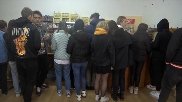 Mâncare expirată vândută lângă o şcoală din Galaţi. Unele alimente sunt interzise prin lege încă din 2008