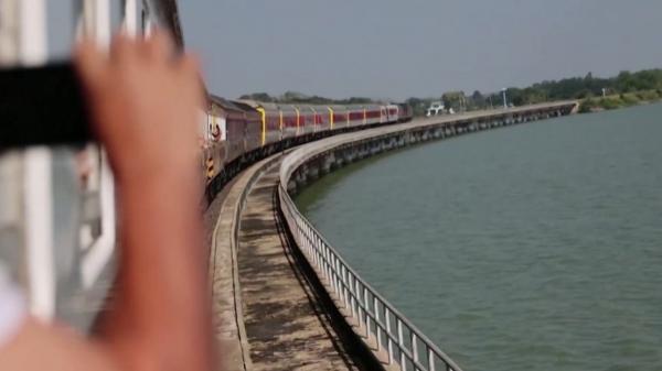 Trenul plutitor, cea mai mai râvnită atracţie turistică din Thailanda. Biletele au fost epuizate până după Revelion