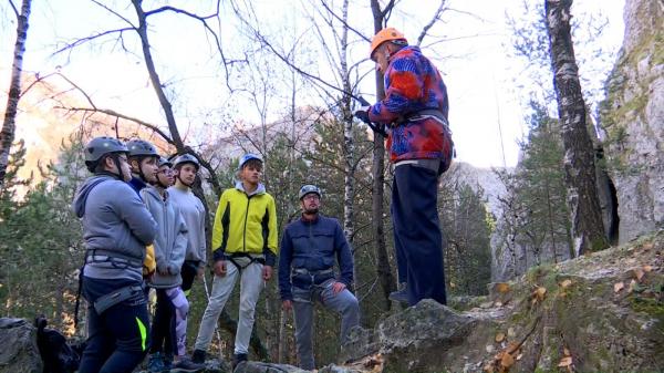 Cheile Galbenului, cucerite de amatorii de senzații tari. Pasionaţii de escaladă nu au mai ținut cont de data din calendar