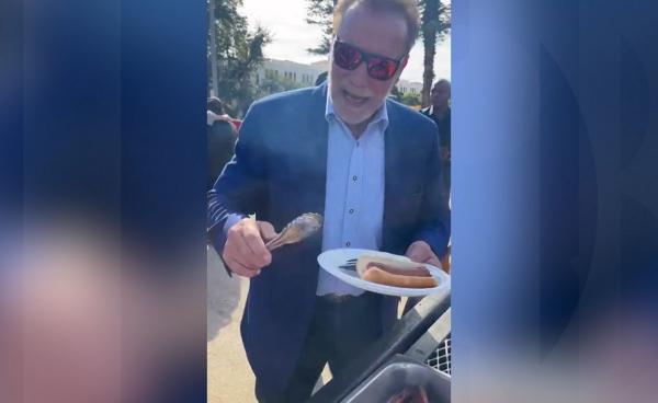 Arnold Schwarzenegger le-a servit foştilor militari hotdogi de Ziua Veteranilor