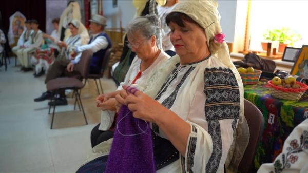 Tradiţiile şi obiceiurile din străbuni, promovate într-un sat din Gorj. Localnicii poartă haine populare şi se adună la clacă