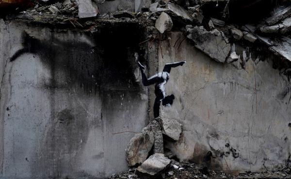 Celebrul artist Banksy a ajuns în Ucraina şi pune graffiti pe clădirile bombardate de ruşi: ipostază în care a fost "pictat" Putin