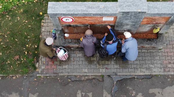 Ce soluţie au găsit bucureştenii ca să nu mai cheltuie bani în plină criză: "Mai bine luăm de aici. Că e fără bani!"