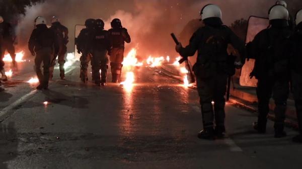 Ciocniri violente, cu cocktailuri Molotov, la Atena şi Salonic: 85 de tineri au fost reținuţi la comemorarea a 49 de ani de la o revoltă studențească