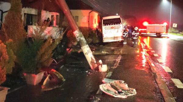 Autocar cu 16 pasageri, accident în Vâlcea. Şoferul a pierdut controlul volanului şi a intrat într-un TIR