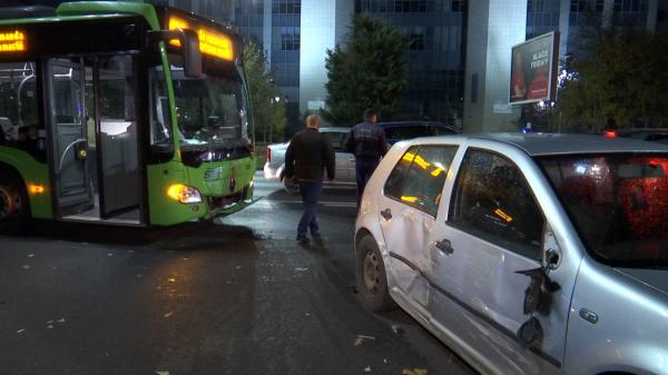 Autobuz STB, accident violent în centrul Capitalei, după ce un șofer începător a vrut să intre cu mașina în parcarea Bibliotecii Naţionale