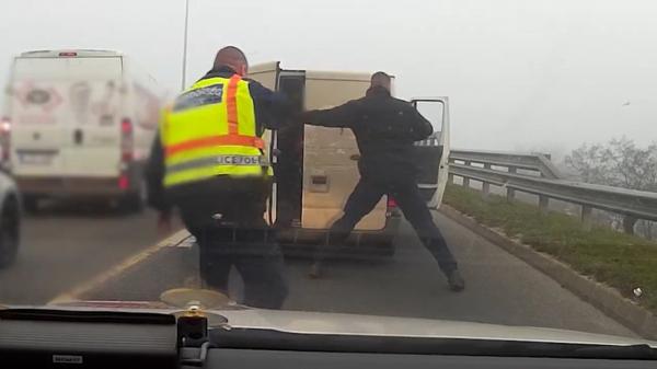 Urmărire ca-n filme pe o autostradă din Ungaria intens circulată de români. Focuri de armă şi o confruntare violentă: poliţiştii s-au temut că nu vor scăpa cu viaţă