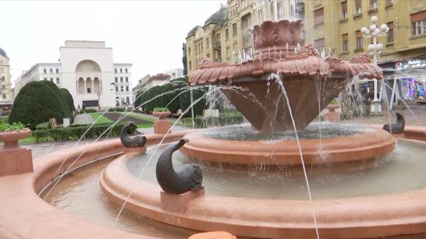 Fântâna din centrul Timişoarei seamănă acum cu o "oală de sarmale". Reablitarea de 130.000 de euro a durat 3 ani