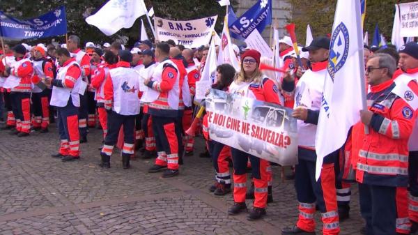 Proteste de amploare în Capitală. Ambulanțierii scoși în stradă de mașinile foarte vechi și salariile prea mici