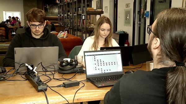 Schimbare majoră pe piaţa muncii. După anii de pandemie, fenomenul "co-working" ia amploare: mulţi români fug de acasă pentru a lucra în oraş