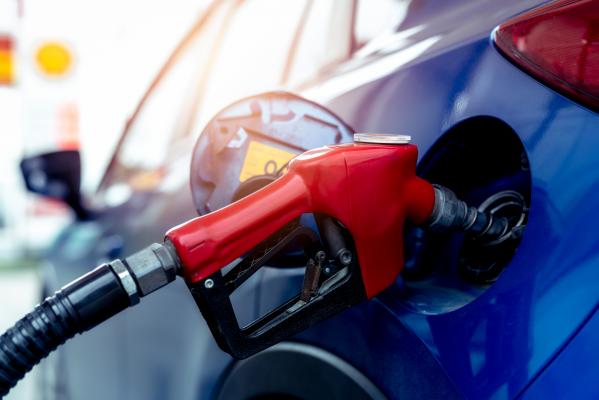 Continuă ieftinirile la pompă. Guvernul ar putea prelungi compensarea preţului la carburanţi până la finalul lunii martie
