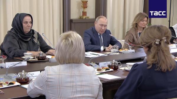 Vladimir Putin, înconjurat de mamele soldaţilor ruşi care luptă în Ucraina: Nu regret nimic, dar vă împărtăseşc suferinţa