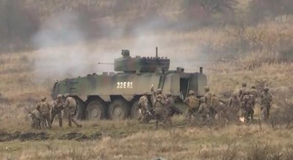 Exerciţiu cu sute de militari în poligonul de la Cincu. Au fost folosite tancuri, transportoare și aruncătoare de bombe