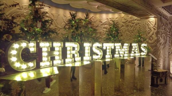 Vitrinele cu povești. Magazinele din România apelează la decoratori profesioniști pentru a se pregăti de sărbătorile de iarnă