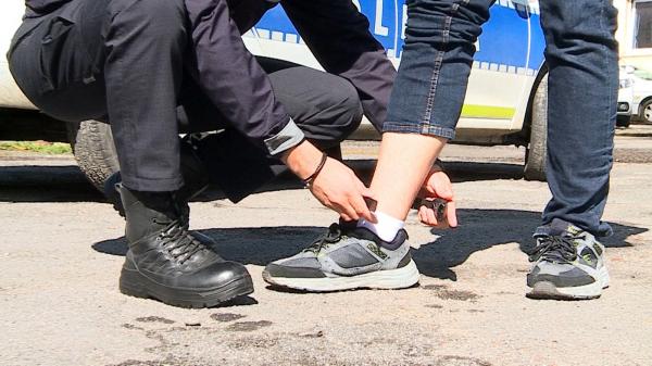 Cât de eficiente sunt brăţările electronice. Cazul unei mame din Bucureşti, agresată de fostul iubit: bărbatul voia să-i ucidă copilul