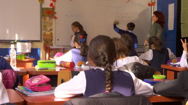 Premieră pentru elevii din România. Urmează cea mai scurtă săptămână de şcoală: două zile de cursuri, apoi liber până luni