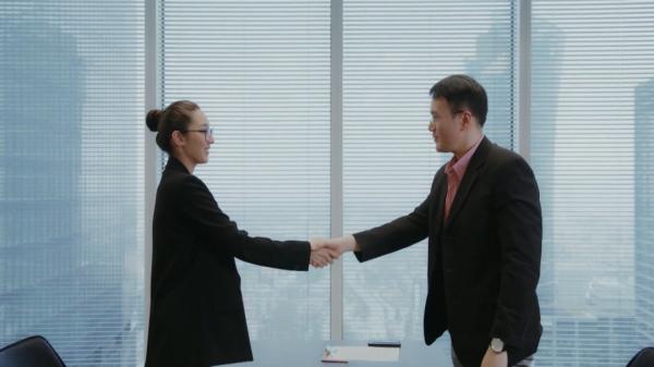 Specialiştii dezvăluie rolul limbajului corporal la interviul de angajare: cum putem obţine jobul dorit dintr-un simplu gest