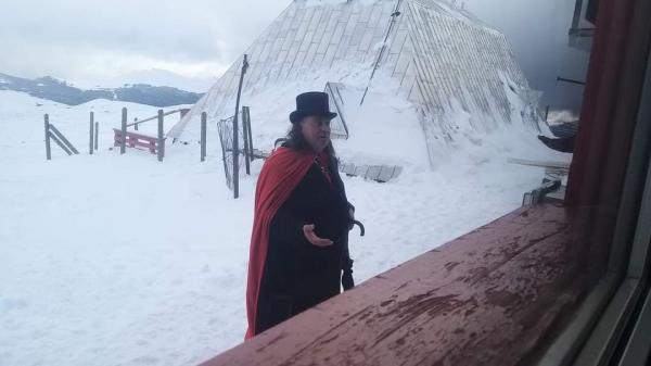 Cum a încercat un turist cu pelerină şi joben să urce la Sfinx, în căutarea "piramidei energetice" formată de razele soarelui
