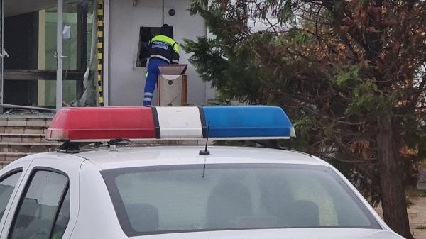 Bancomat, aruncat în aer la Constanţa. Sunt aceiaşi hoţi care în urmă cu 11 zile au dat "lovitura" la Castelu: poliţia i-a prins abia acum