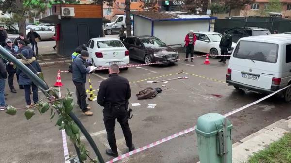 Un tânăr din Suceava refuzat la angajare într-un restaurant s-a răzbunat pe un client. L-a înjunghiat de mai multe ori, în parcarea localului