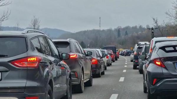 În cât timp parcurg şoferii 8 km pe Valea Prahovei. Minivacanţa de 1 Decembrie se pierde pe drumurile din ţară