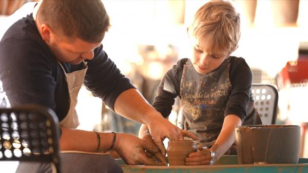 Familia care a schimbat destinul unui sat cu 700 de oameni, de lângă București. Totul a început când s-a mutat aici, în 2006