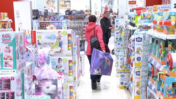 "Au escaladat preţurile!" Moş Nicolae aduce mai puţine cadouri în acest an, din cauza inflaţiei. Cât au ajuns să coste jucăriile pentru copii