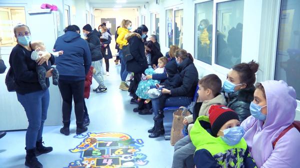 Specialiştii anunţă o triplă epidemie în această iarnă. Medicii se plâng că deja nu mai fac faţă numărului mare de îmbolnăviri în rândul copiilor