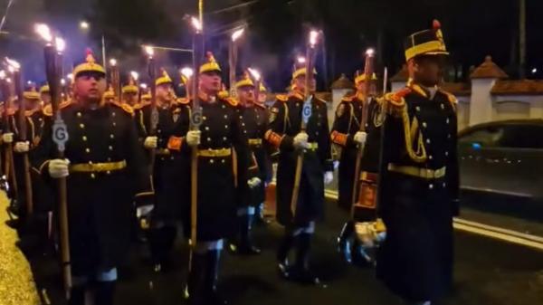 Retragere cu torțe, artificii și luminițe de Crăciun la finalul festivităților de Ziua Națională