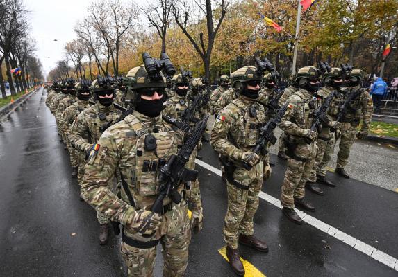 Buget-record pentru Apărare, în 2023. Educația, însă, nu va primi nici anul viitor cei 6% din PIB promiși