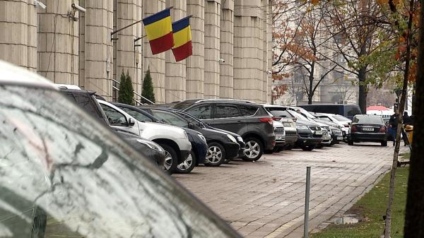 Angajaţii instituţiilor publice, obligaţi să îşi plătească parcarea: 500 de lei pe lună pentru închirierea unui loc