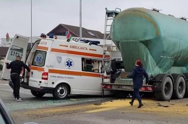 Filmul accidentului din Târgu Jiu: pacient mort, după ce ambulanţa care-i putea salva viaţa a fost izbită în plin de un camion. Explicaţia şoferului vinovat