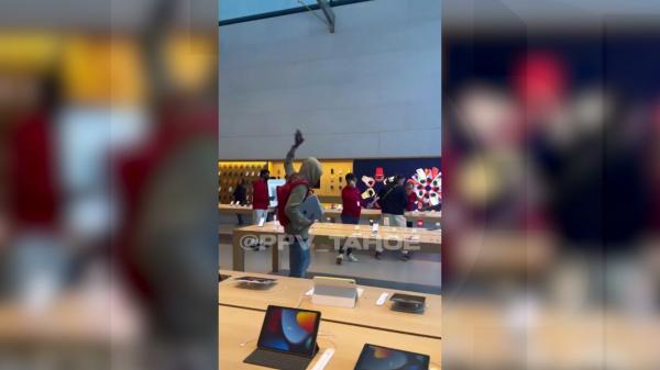 Magazin Apple din California, jefuit în plină zi de doi indivizi mascaţi. Au fugit cu produse în valoare de 35.000 de dolari