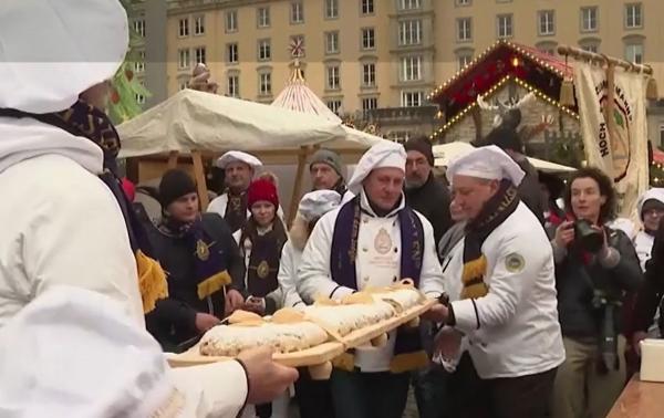 După doi ani de pandemie, prăjiturile tradiţionale de Crăciun au împânzit din nou oraşul german Dresda