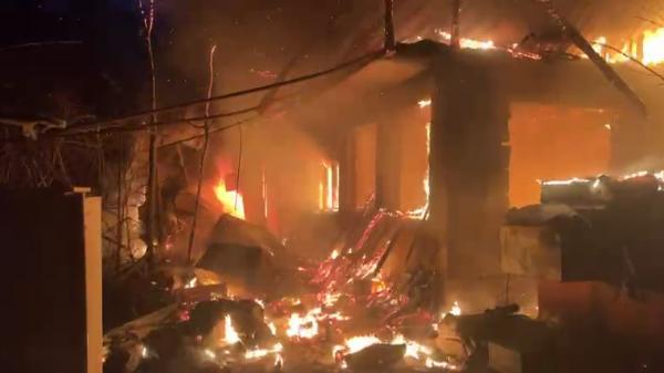 Casă din Tulcea cuprinsă de un incendiu devastator. Două anexe de lângă au fost şi ele făcute scrum