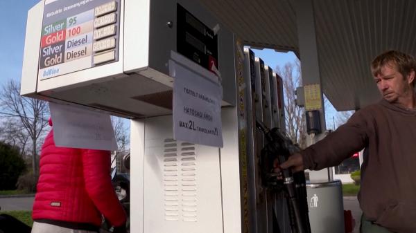 Benzină și motorină "cu porția" în Ungaria. Benzinăriile încep să rămână fără carburanți, iar oamenii se tem că va expira plafonarea prețului