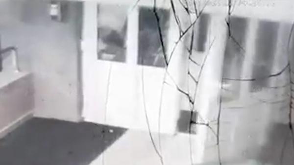 Momentul exploziei dintr-un bloc din Suceava surprins de o cameră de supraveghere. Zeci de oameni au rămas fără case în pragul iernii