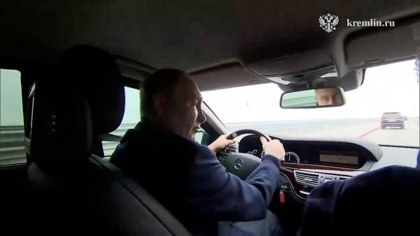 Vladimir Putin a condus personal pe podul din Crimeea, reparat după explozia din octombrie, atribuită Ucrainei
