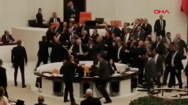 Un deputat turc, lovit în cap într-o încăierare cu un membru din partidul lui Erdogan. A ajuns la terapie intensivă, în stare critică