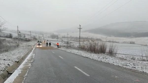 Sătui să aștepte după autorități, mai mulți șoferi din Vaslui au împrăștiat nisip pe șoselele acoperite de polei