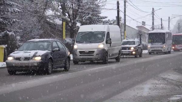 Drumuri "de sticlă" în Moldova: drumarii au dat cu sare după ce mai multe maşini s-au blocat. În weekend, vreme bună cu temperaturi de 20 de grade