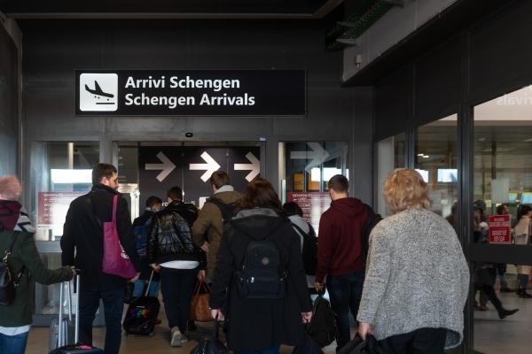 Luptele politice interne din Austria țin România la ușa Schengen. Cancelarul Nehammer nu dă înapoi; românii cer boicotarea produselor și companiilor austriece