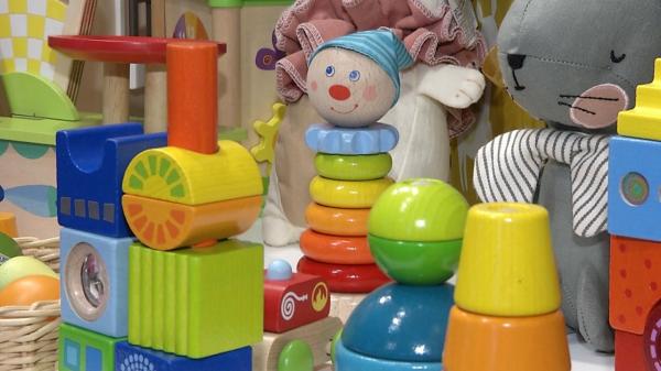 Jucăriile din lemn şi păpuşile hand-made, preferate în locul gadgeturilor. Care sunt cele mai căutate cadouri de Crăciun